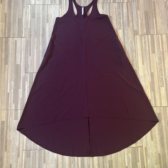 Athleta Presidio Traveler Maxi Dress in Burgundy Size S Hi-Low Racerback Pockets - Picture 2 of 5